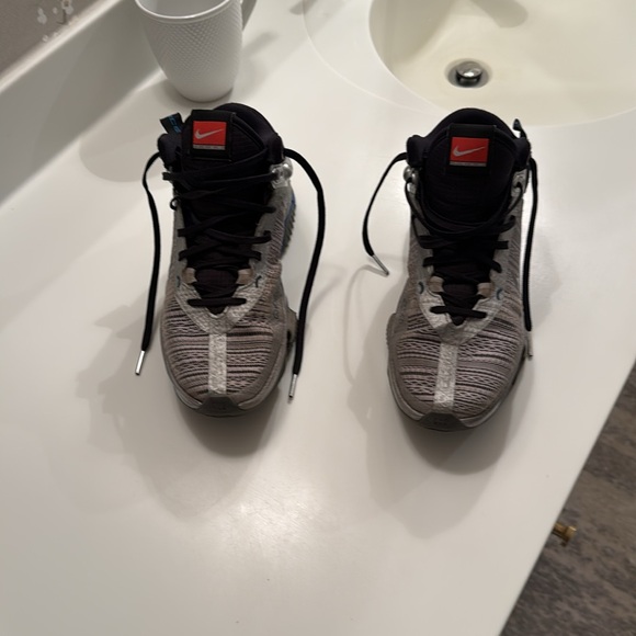 Nike GT Men’s Basketball Sneakers size 5.5. In pretty good condition. - Picture 2 of 3